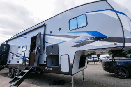 2021 Forest River Arctic Wolf 321BH FOR RENT. With Delivery ONLY.