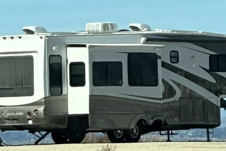 John's 38' OFF GRID SOLAR Fifth Wheel