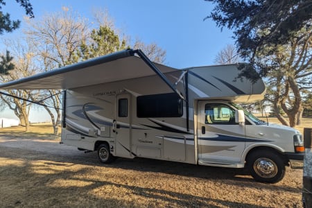 2016 Coachmen 27' Leprechaun spacious and extremely well stocked!