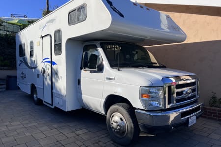 2016 Thor Motor Coach Four Winds Majestic