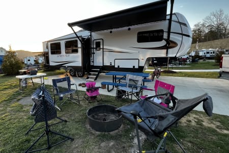 HUGE Fifth Wheel Bunkhouse - 3 slide out 2 room 1.5 bath w/ Huge Kitchen