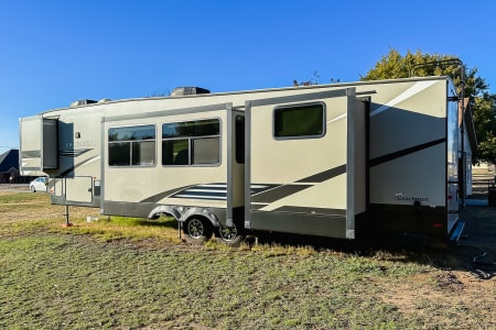 2020  Coachmen Chaparral 367BH - Weekends, monthly, pet friendly!
