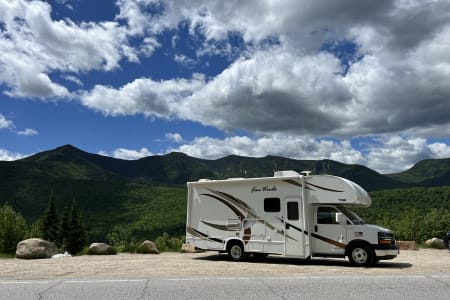 2019 Thor Four Winds - Very clean, family friendly, spacious low mileage RV