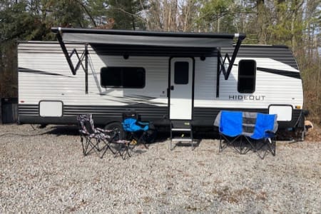 2021 Keystone Hideout-Qn bed in private BR, 2 full bunk beds