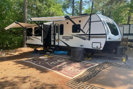 2022 Connect Trailer - King bed, 3 slides, and dog friendly! DELIVERY ONLY