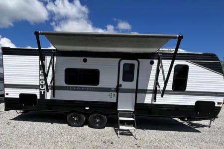 2022 Keystone Hideout-Qn bed in private BR, 2 full bunks