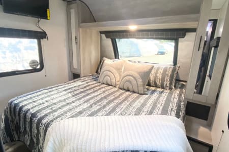 DELIVERY AVAILABLE * Modern Travel Trailer with king size bed sleeps 8