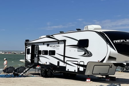 2021 Grand Design Reflection Pet Friendly All Season Fifth Wheel w/extra AC