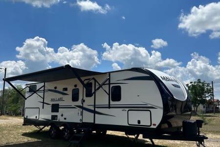 32 Ft Travel Trailer from Heartland King size bed! Sleeps 8-10