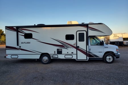 Mesa AZ 2019 Winnebago Outlook 28ft 2 slides