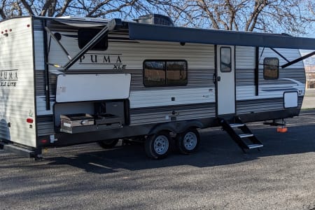 Pet & Kid Friendly Bunkhouse Travel Trailer. Palomino Puma XLE 25-BHSC