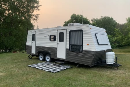 Cozy Renovated Dutchmen Classic Camper Trailer : Kid & Pet Friendly