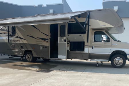 2017 Winnebago Minnie Winnie with BUNK BEDS