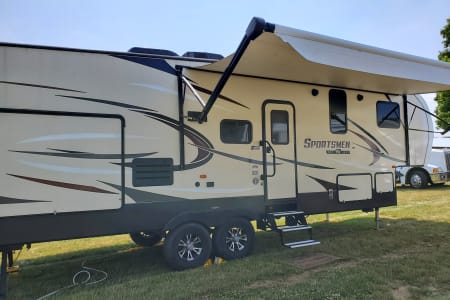 Extra amenities such as outdoor kitchen in this beautiful rig!