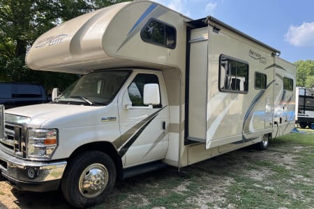 2018 Thor Freedom Elite- Great traveling RV for families in Indiana