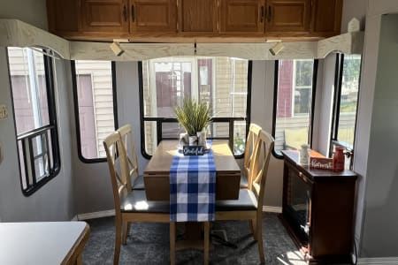 Completely renovated in 2022! Family & Pet Fun - 1998 HitchHiker II 31RLBBW