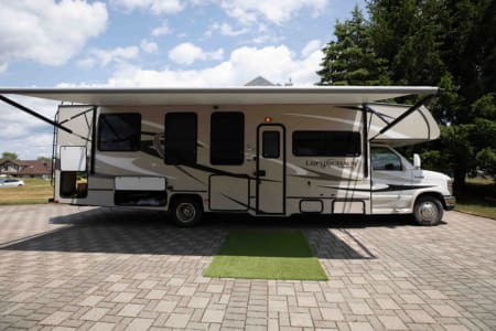 32 Foot Forest River Coachmen Leprechaun RV