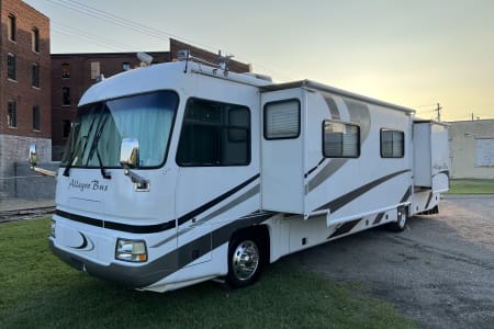 2001 Allegro Allegro Bus, park and play!