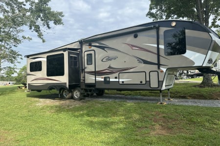 Glamping in style, COMFORTable 5th Wheel, NEW Furniture EXCELLENT condition