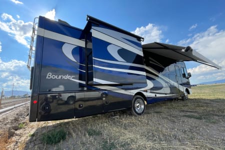 Reno NV Fleetwood Bounder 35K - Luxurious with 1.5 baths!