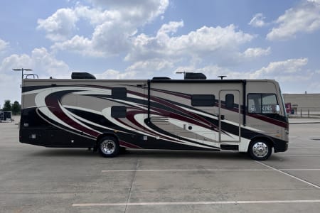 Luxurious 2018 Georgetown Motorcoach: The Ultimate Road Trip Companion!