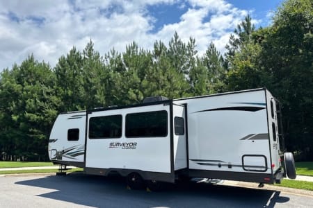 GLAMPING EXPRESS-NEW 2022 Forest River Surveyor Legend. PET FRIENDLY