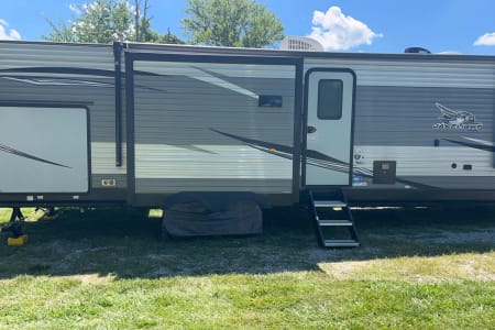 2021 Jayco Jay Flight with bunk room and outdoor kitchen!(Deliver only)