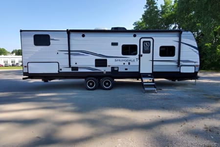 The Hippie Camper 1 Queen and 4 bunk beds