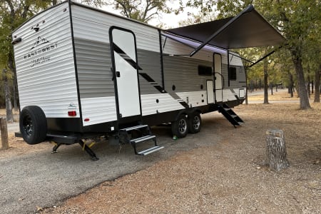 2022 Escape,  Sleeps 8 with Wifi and we Deliver/Setup/Packup