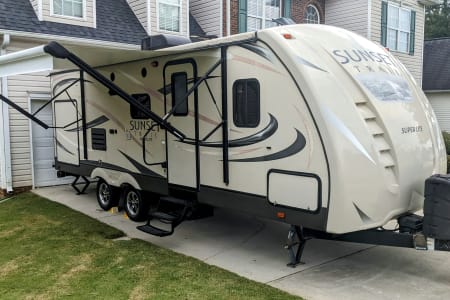 2017 Crossroads RV Sunset Trail Super Lite (Delivery Available)