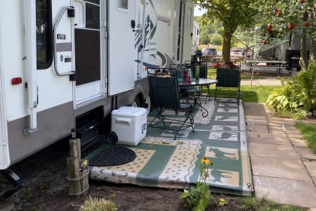 2004 Montana Mountaineer on the Crooked River. With dock/Pontoon extra.