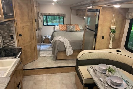 Beautiful and Well-Stocked 2020 Forest River Coachmen Leprechaun Class C!