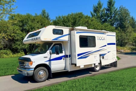 24ft Family Friendly Adventuremobile! (Sleeps 4)