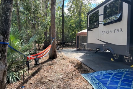 Hummingbird Haven: 2 Bed/1.5 Bath 5th Wheel Delivered to Disney's Fort Wild