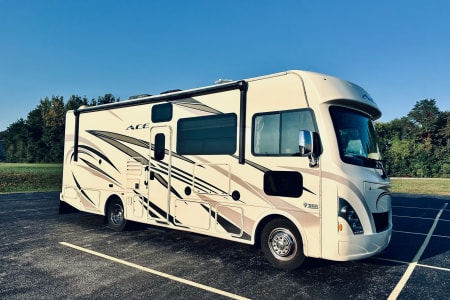 2018 Thor A.C.E. Class A | Sleeps 8 | 28Ft Long | Like New | Low Miles