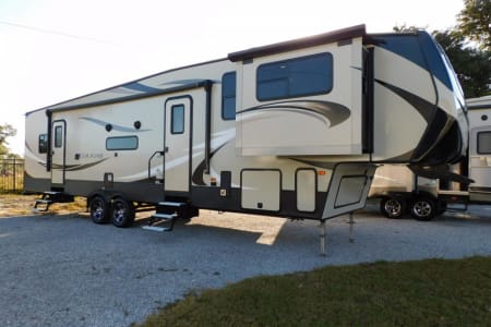 2018 Keystone RV Cougar Front Living Room