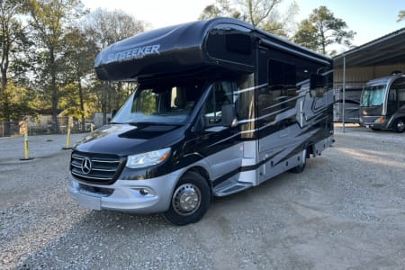 New Caney TX 2023 Mercedes Diesel Class C Sleeps 5 Queen Bed!