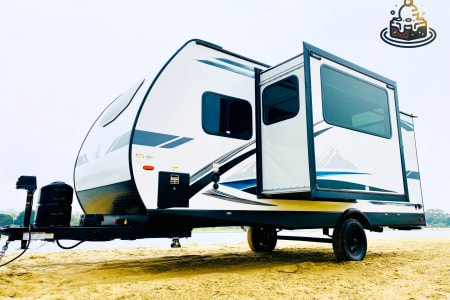 Orange CA *Legend Brownie - Slide-out* Sleeps8* Ultra light & easy-to-tow!