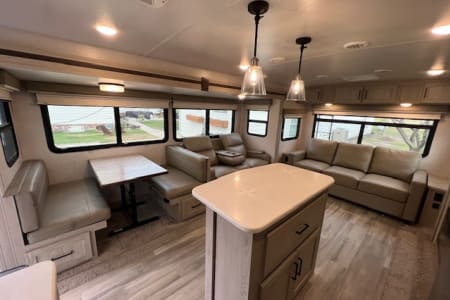 Clean Stylish - 2021 Tow Behind Super Lite Sleeps 5