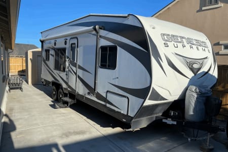 2020 Genesis Supreme Toy Hauler Sleeps 6/ Pet Friendly