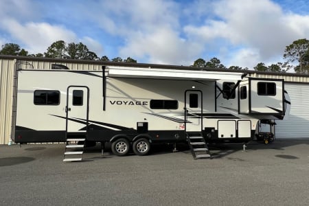 2020 Winnebago Voyage 3436FL, Spacious 5th Wheel that Sleeps 4