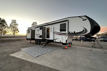 42ft Fifth Wheel. Sleeps 12!