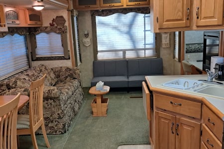 Is RV Life for You? Try it! Very Nice 2006 Newmar Cypress 5th Wheel