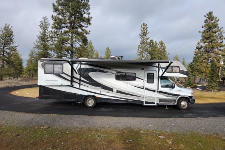Class C  Forest River Sunseeker 3010DS Low Miles