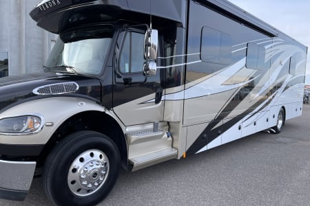 2022 Renegade Custom Coaches Verona  40 VRB