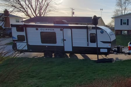 Enjoy Family Fun in this 2021 Clipper Cadet 26CBH!