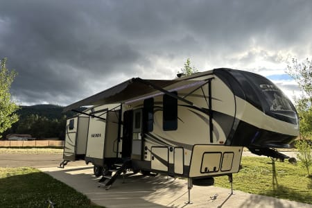 2017 Forest River Sierra Huge 5th Wheel Perfect for Family w/Kids