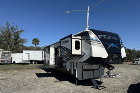 2021 Keystone Fuzion 424 w/ Patio/Deck