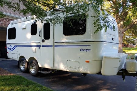 21 Ft Escape camper - perfect for couples and two children - many amenities