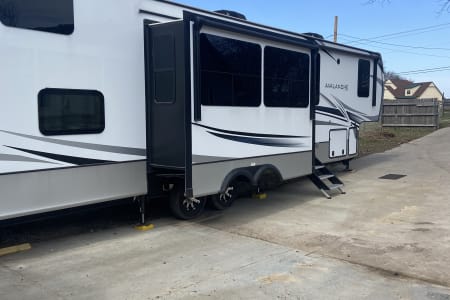 2 Full bed & 2 full bath with a loft family Rv! (Will deliver)